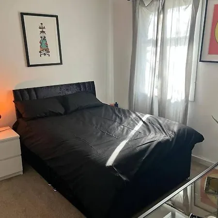 Spacious 3 Bedroom House Close To Centre Бристоль